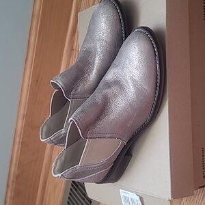 Clarks womens size 5 pewter suede loafer